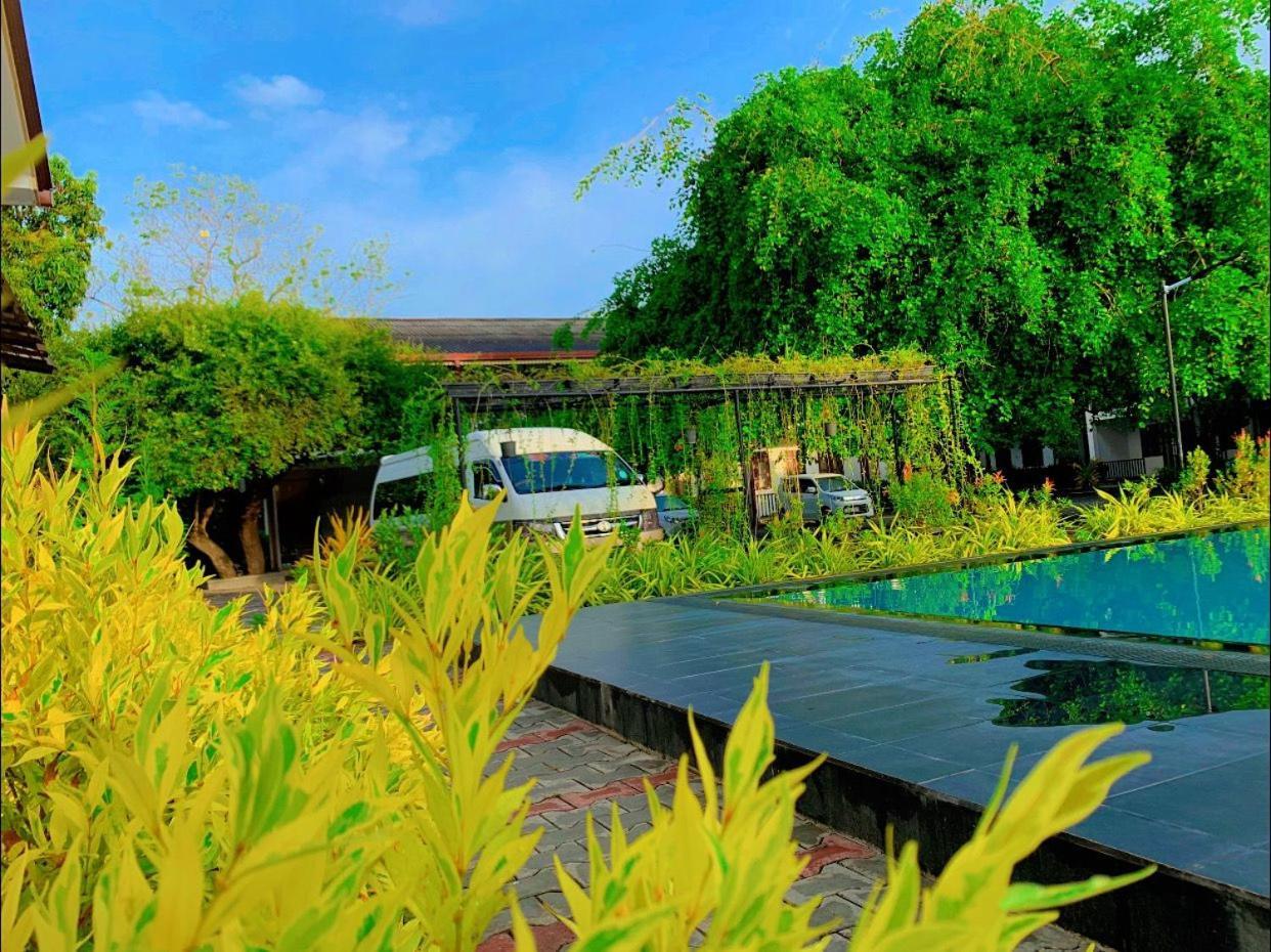 Ud Garden Hotel Kataragama Extérieur photo